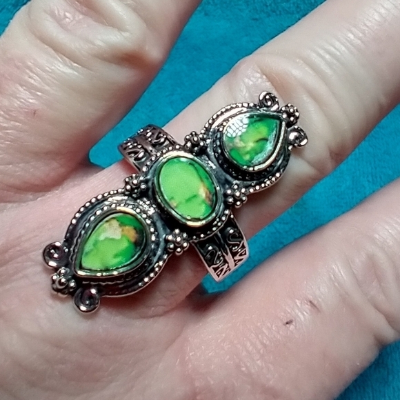 Silvertone green stone ring large intricate decorative long - Picture 5 of 5